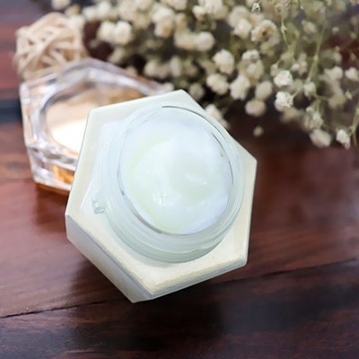 面霜廠家:洋甘菊面霜對(duì)皮膚的功效